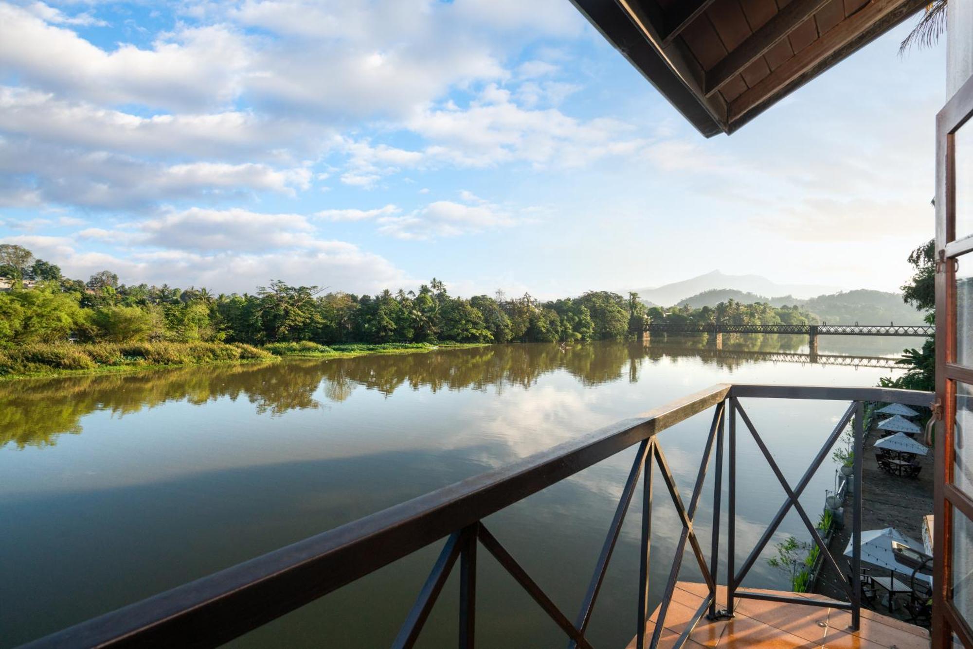 Mahaweli Reach Hotel Kandy Exterior foto