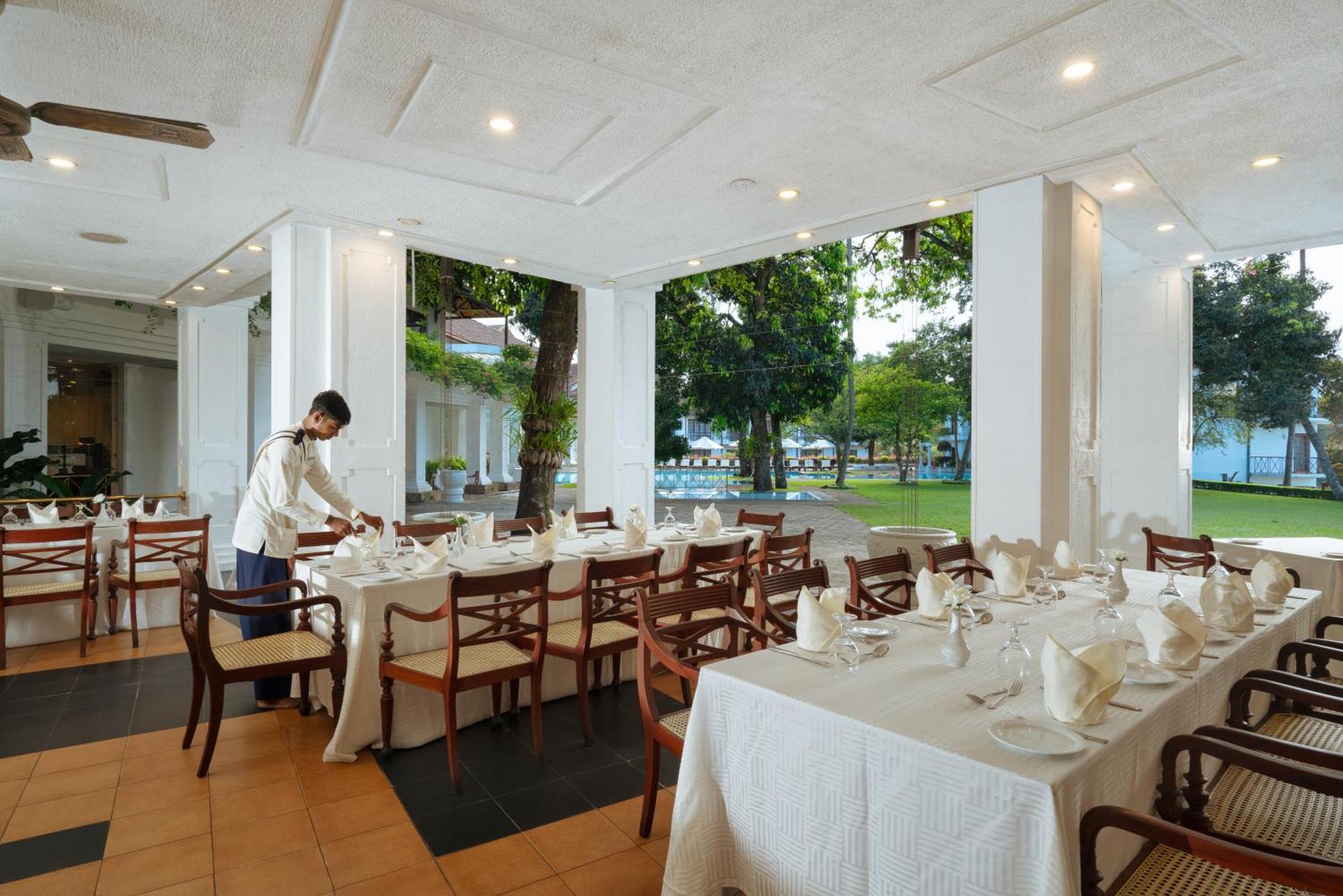 Mahaweli Reach Hotel Kandy Exterior foto